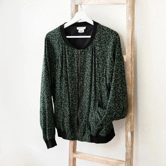 BEACHLUNCHLOUNGE JACKET SZ L GREEN BLACK LEOPARD ZIP UP BOMBER LIGHTWEIGHT SILKY - Picture 1 of 7